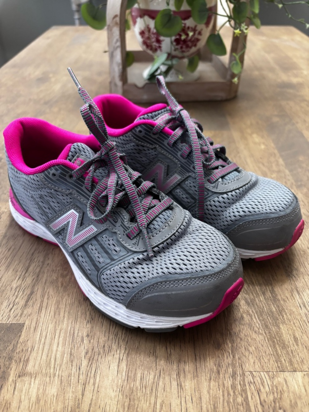 New Balance unisex 680 youth athletic shor